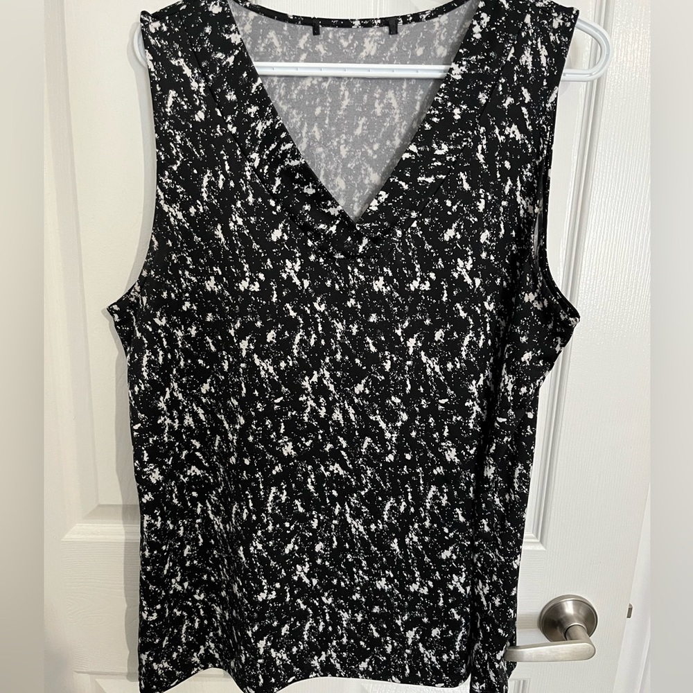 Black and white blouse - no tags unsure brand - very stretchy